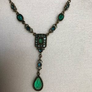 Beautiful Y necklace w/green stones